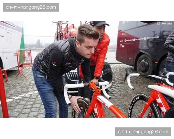 “装备更新：多个车队在环弗兰德斯测试新款更宽胎”