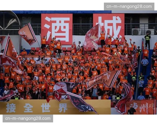 特写：比赛结束后，看台上一位小球迷高举“爸爸，这是我的第一次德比”标语